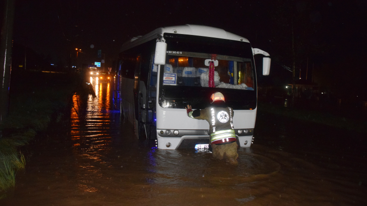 Manisa'da sağanak: Araçlar mahsur kaldı, evleri su bastı